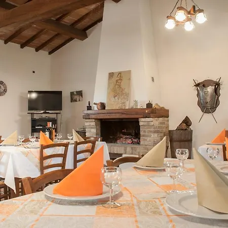 Agriturismo Casella Del Piano مزرعة للإقامة